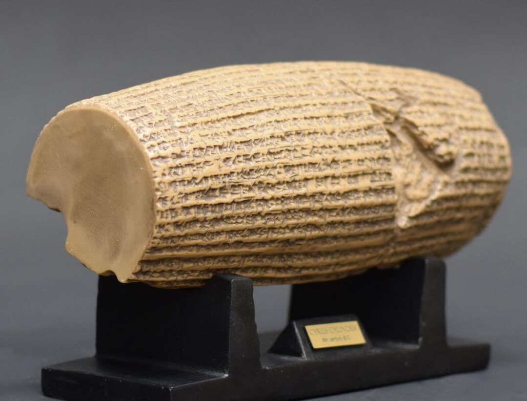 El Cilindro de Ciro es un antiguo artefacto de arcilla, datado del siglo VI a. C. Presenta una inscripción con una declaración atribuida al rey Ciro II de Persia, también conocido como Ciro el Grande .