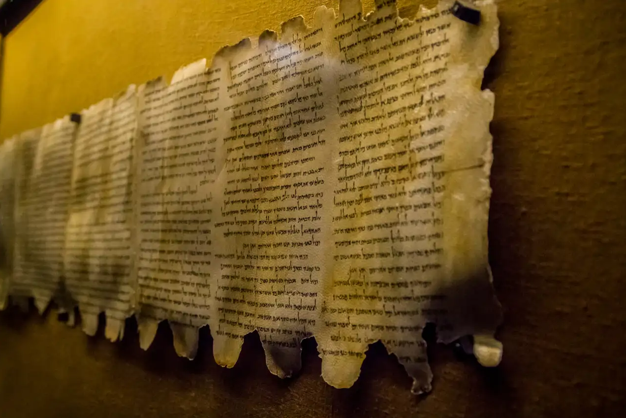 Los Rollos del Mar Muerto, hallados en Qumrán en 1947, contienen fragmentos de todos los libros del Antiguo Testamento, excepto el Libro de Ester, algunos de estos manuscritos datan del siglo III a. C.